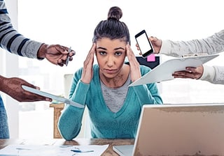 F-exceso-laboral-horario-estres-acoso-carga-trabajo