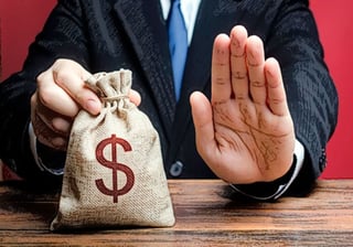 E-empresario-negacion-bolsa-dinero-embargo-hipoteca-restriccion-prestamo-ejecutivo